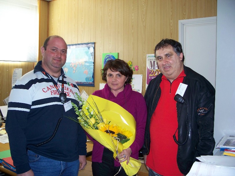 omaggio floreale alla direttrice della fiera  iw6dse rosella iw6atq.jpg